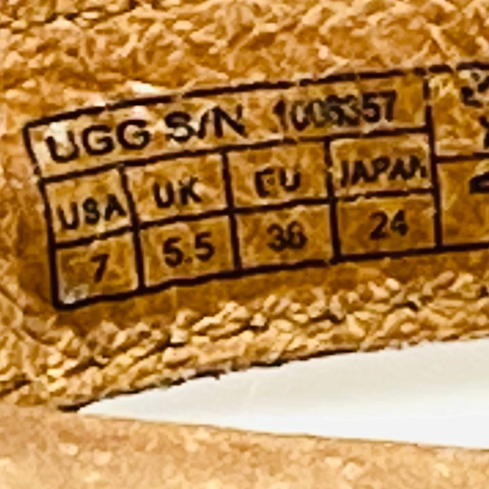 UGG Women's Lyndi Chestnut with gold studs leather thong sandals size 7 - Picture 12 of 12
